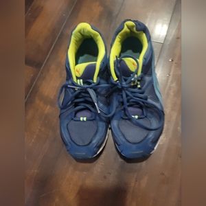 PUMA Axis V3 mens shoes gently used clean soles size 8 1/2.